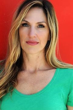 Mary Faulkner interpreta Sales Associate