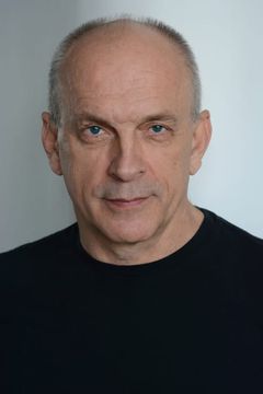 Tomas Arana interpreta Riccardo Balestrieri