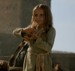 Lottie Steer interpreta Tamara Okun