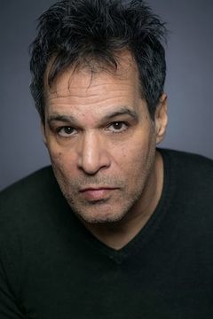 Joe Maruzzo interpreta Marina Attendant