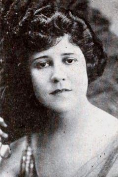 Leah Baird interpreta Extra (uncredited)
