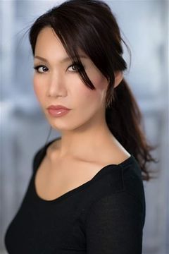 Jennifer Choe interpreta Memphis State Student