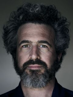 Ethan Sandler interpreta Kurt