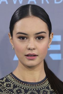 Courtney Eaton interpreta Ava Brooks