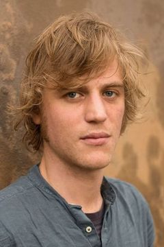 Johnny Flynn interpreta Nicholas Winton (young)