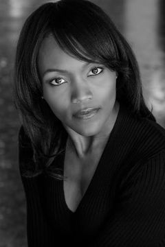 Pam Smith interpreta Police Station Reporter