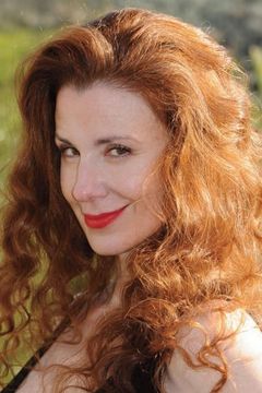 Suzie Plakson interpreta Senior Flight Attendant