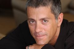 Carmen Mormino interpreta California State Trooper