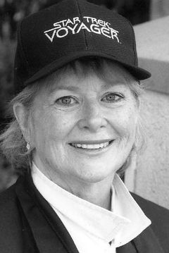 Nancy Malone interpreta Mrs. Peaker