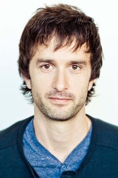 Guillaume Baillargeon interpreta Outdoor Café Man