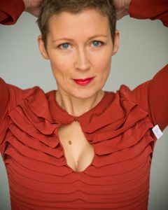 Deborah Cornelius interpreta Miss Blenkinsop