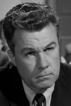 Ken Wayne interpreta Lt. Benson