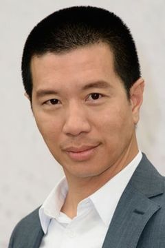 Reggie Lee interpreta Thomas Choi