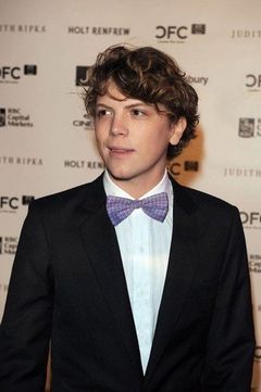 Michael Seater interpreta James Gillies