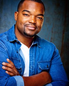 Daniel E. Smith interpreta Mike Archibald