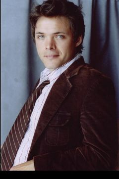 Jeff Newburg interpreta KPQU Production Assistant