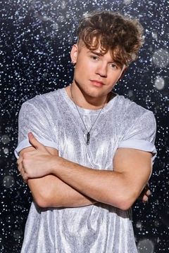 Vik White interpreta Simon