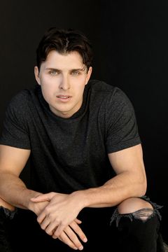 Brodie Henson interpreta British p.o.w