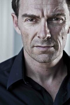 Dennis Kreusler interpreta Sergeant Amos