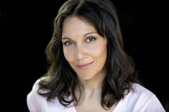 Julianne Jain interpreta Nurse 3 / TV Reporter