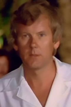 Desmond Thompson interpreta Sheriff of Village (uncredited)
