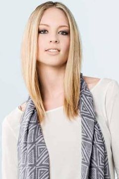Stephanie Johnston interpreta Flight Attendant
