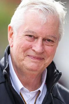 Pat Symonds interpreta Self
