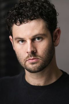 Daryn Kahn interpreta Todd, Bearded Guy