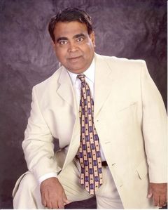 Mobin Khan interpreta ER Doctor (uncredited)