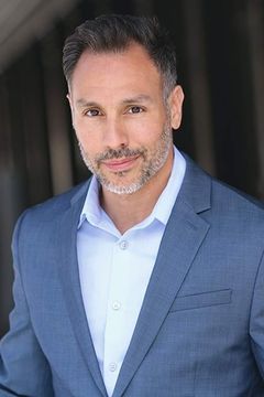 Rob Figueroa interpreta Donald Moore