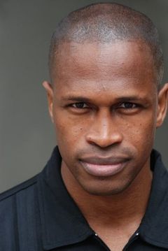 Marcus Johnson interpreta Max