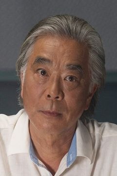 Denis Akiyama interpreta Prof. Asakura