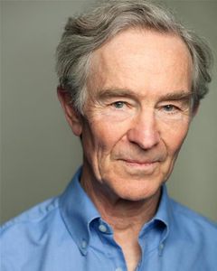 Christopher Ravenscroft interpreta J. J. Thompson