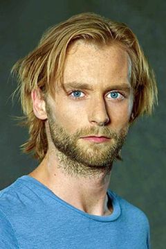 Joe Anderson interpreta Garrett Tully
