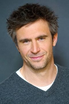 Jack Davenport interpreta Sir Alistair Canning