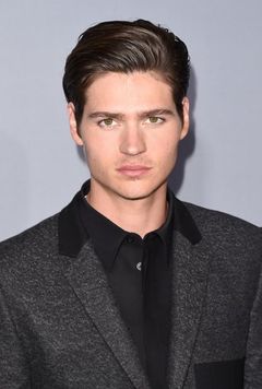 William Peltz interpreta Jake