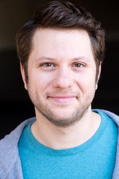 Eli Bildner interpreta Michael Wesley