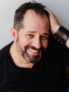 Michael Aron interpreta Reporter