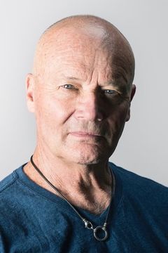 Creed Bratton interpreta Quarrel Saloon Guy Town 2