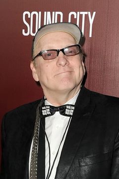 Rick Nielsen interpreta Himself (Cheap Trick)