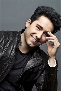 John Lloyd Young interpreta Francis 'Frankie Valli' Castelluccio