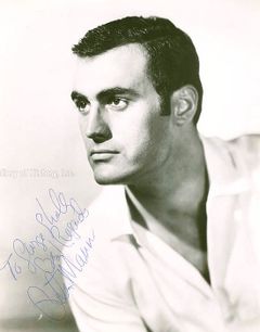 Peter Mann interpreta Carlos Romero