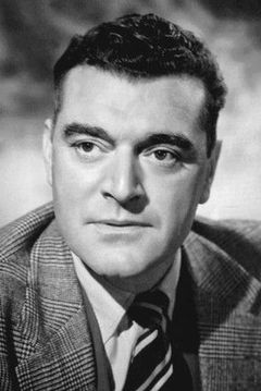 Jack Hawkins interpreta Sir Charles Daggett