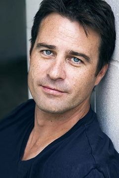 Millen Baird interpreta Police Detective