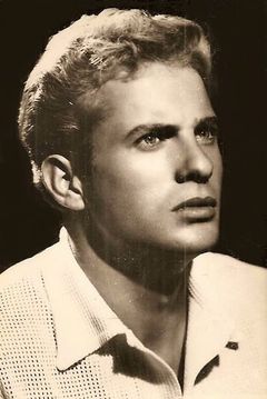 Manuel Gil interpreta John (uncredited)
