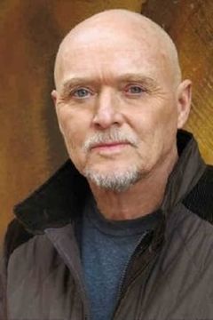 Chris McCarty interpreta Tim Salanger