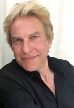 Adam Curry interpreta Emil Ingerbretson