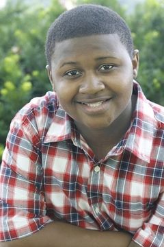 Miles J. Harvey interpreta Beau Lohman