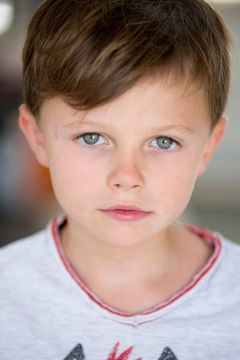 Timéo Bolland interpreta Pierre (4 years old)