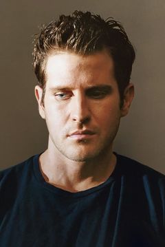 Richard Kelly interpreta English policeman